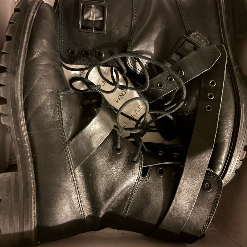 Kendall & Kylie Black Boots with High-Top Design and Sturdy Sole
